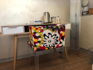 una silla con un patrón de flores sentada en un escritorio en B&B Borgo Marina, en Bordighera