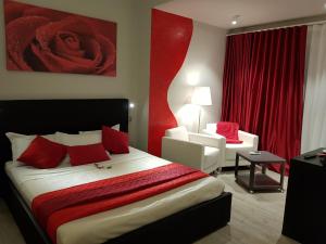デセンツァーノ・デル・ガルダにあるB&B Gardacharmeの赤い壁のホテルルーム