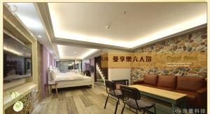 una camera con divano, sedie e letto di Hsitou Man Tuo Xiang Homestay a Lago Lugu