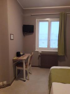 TV a/nebo společenská místnost v ubytování Hotel Le Beauregard