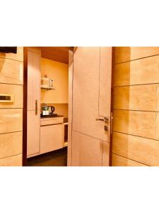 Kuchyň nebo kuchyňský kout v ubytování JRD Pride-Business Hotel