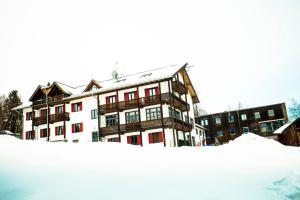 un gran edificio con nieve delante en Jugendherberge Oberstdorf, en Oberstdorf