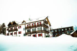 ein großes Gebäude mit Schnee davor in der Unterkunft Jugendherberge Oberstdorf in Oberstdorf