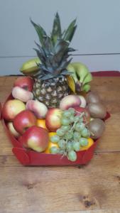 una cesta de fruta en una mesa de madera en Zeilschip De Vrouw Dina en Leiden