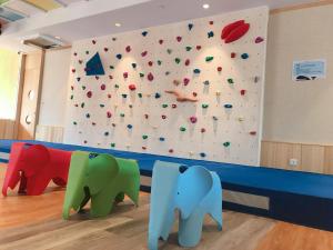 a classroom with three elephants in front of a climbing wall at Inhouse Hotel Yehliu in Wanli