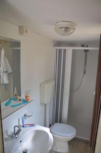 bagno con lavandino bianco e servizi igienici di Happy Camp mobile homes in Camping Villaggio Internazionale a San Menaio