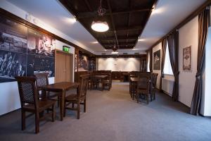 une salle à manger avec des tables et des chaises en bois dans l'établissement Hotel Slavia, à Svitavy
