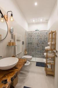 ein Bad mit 2 Waschbecken und einer Dusche in der Unterkunft Monolocale Casa Pepe Sorrento in Sorrent