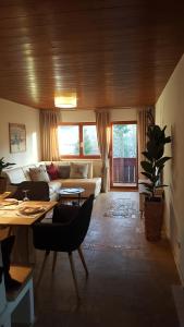 ein Wohnzimmer mit einem Sofa und einem Tisch in der Unterkunft Appartement Unterbergblick in Kössen
