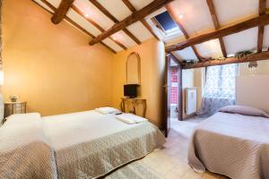 A bed or beds in a room at Medieval House