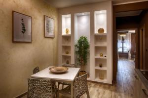 Un comedor con mesa y sillas en TORINO VACANCY 3 - Elegant & Romantic house with a view of Piazza Vittorio/Gran Madre, en Turín