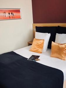 Postel nebo postele na pokoji v ubytování Axis Hotel + 35 fotografií