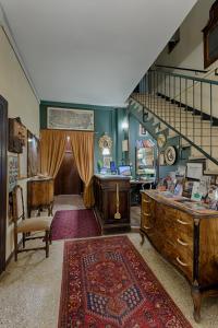 a room with a staircase with a desk and a table at Hotel Guerrato in Venice