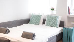 Llit o llits en una habitació de Sunny Apartment