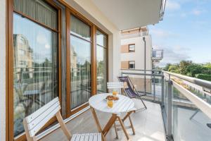 A balcony or terrace at Sopocka Bryza - Baltica Apartments