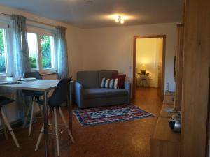 un soggiorno con divano e tavolo di Apartment Rietheim a Rietheim-Weilheim