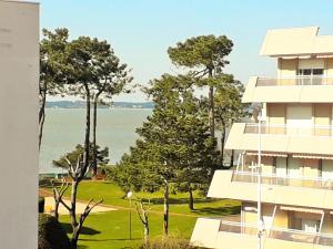 a view of the ocean from a building at JARDIN 308 Appartement avec Terrasse et Parking in Arcachon
