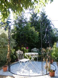 un columpio con mesa y sillas en un jardín en Maison de vacances à Kertzfeld en Kertzfeld