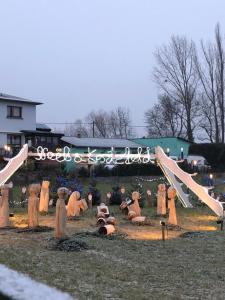 un groupe de statues en bois dans un parc avec toboggan dans l'établissement Maison de vacances à Kertzfeld, à Kertzfeld