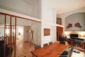 sala de estar con mesa de madera y piano en Alcam Alio Cine, en Barcelona