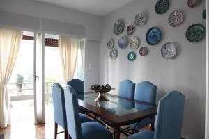 Posezení v ubytování Stylish Flat at Edem Beach by Athenian Homes