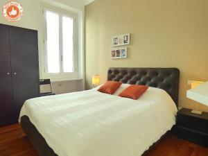 a bedroom with a large bed with a black headboard at ALC - VC1 - 7 min Palais and 3 min Beaches in Cannes
