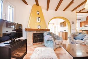 sala de estar con 2 sillas y chimenea en Villa Jose - three bedroom with private pool - by Holiday Rentals Villamar, en Benissa