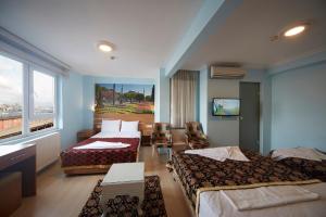 A bed or beds in a room at Hotel Akcinar
