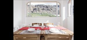 a dining room table with a view of a mountain at Playa Nieves in Puerto Naos