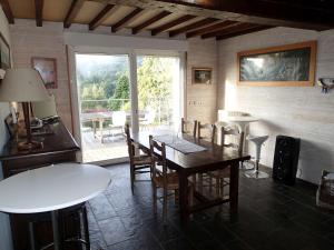 comedor con mesa, sillas y ventana en TY GWENN, en Laniscat