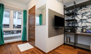 TV a/nebo společenská místnost v ubytování Treebo Apple Villa