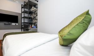Postel nebo postele na pokoji v ubytování Treebo Apple Villa