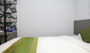 Postel nebo postele na pokoji v ubytování Treebo Apple Villa