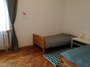 クラクフにあるApartament Rydla 20の小さなベッドルーム(ベッド1台、窓付)