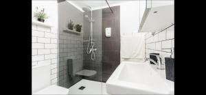 Un baño blanco con lavabo e inodoro. en Daniela, en Puerto Naos