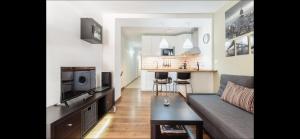 Una sala de estar con un sofá y una cocina. en Daniela, en Puerto Naos 21 fotos más