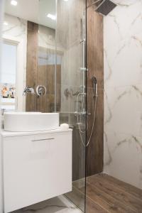 y baño con ducha y lavamanos. en Violet #colony_White_Tower en Tesalónica