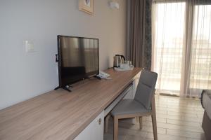 TV a/nebo společenská místnost v ubytování Cristiani Hotel Sozopol