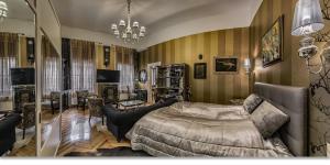 una camera con letto e lampadario a braccio di Boudoir Budapest Apartment a Budapest