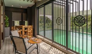 Bazén v ubytování Treasures Hotel and Suites nebo v jeho okolí