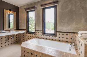 Koupelna v ubytování Treasures Hotel and Suites