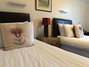 Postel nebo postele na pokoji v ubytování Westerlea Hotel Nairn