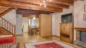 Televízia a/alebo spoločenská miestnosť v ubytovaní Saplan Real Estate MONTLUDE