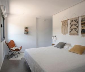 Postel nebo postele na pokoji v ubytování Casa moderna con piscina y vistas al bosque.