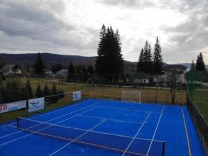 a tennis court with a tennis at Hotel Cheia in Cheia