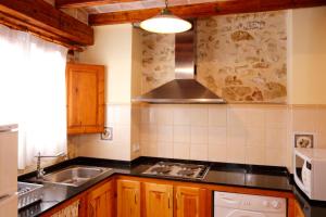 Virtuvė arba virtuvėlė apgyvendinimo įstaigoje El Refugi del Maestrat A - Turistrat