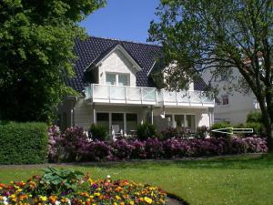 una casa con flores delante en Parkoase, en Wangerooge