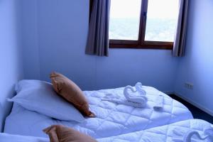アルカラ・デル・フカルにあるCasa Rural Las Voladasの窓付きの部屋のベッド1台