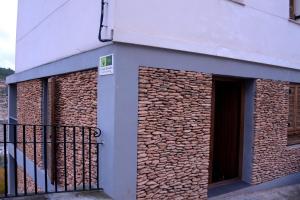 a building with a wall of bricks at Casas Colgadas Alcalá del Júcar in Alcalá del Júcar
