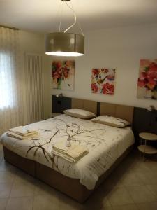 ボルソ・デル・グラッパにあるSalvia e Timo Roomsのベッドルーム(ベッド1台、照明器具付)